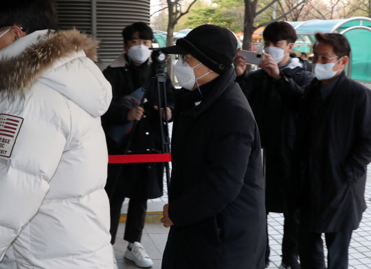 강제추행 혐의를 받는 오거돈 전 부산시장이 18일 오전 부산 연제구 부산지방법원에 구속 전 피의자 심문(영장실질심사)에 출석하고 있다.  연합뉴스